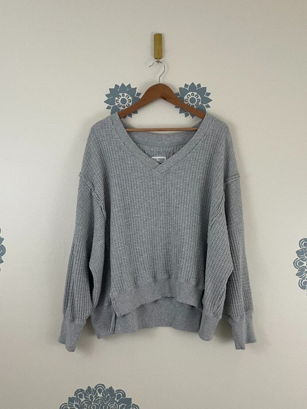 American Eagle Big Hug V Neck Waffle Sweatshirt in Gray Size Medium